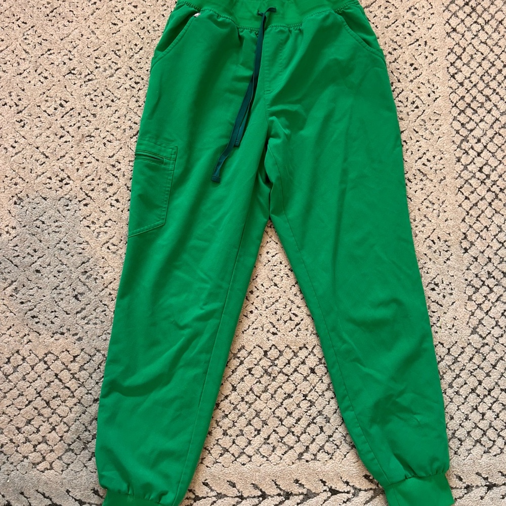 Figs Zamora Jogger Scrub Pants in Evergreen